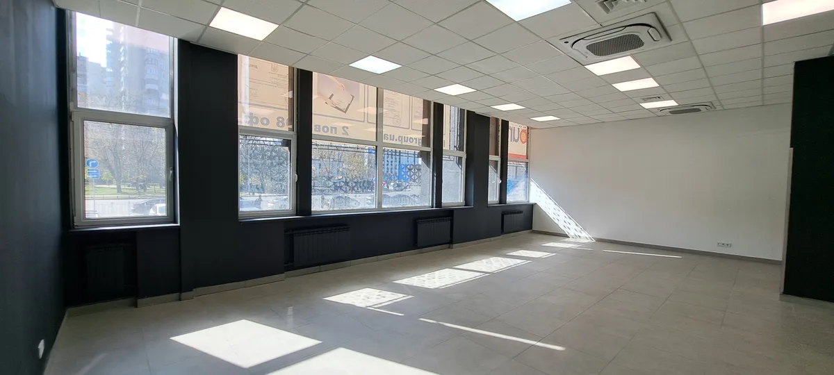 Торгова площа 74 м², вид з вікна